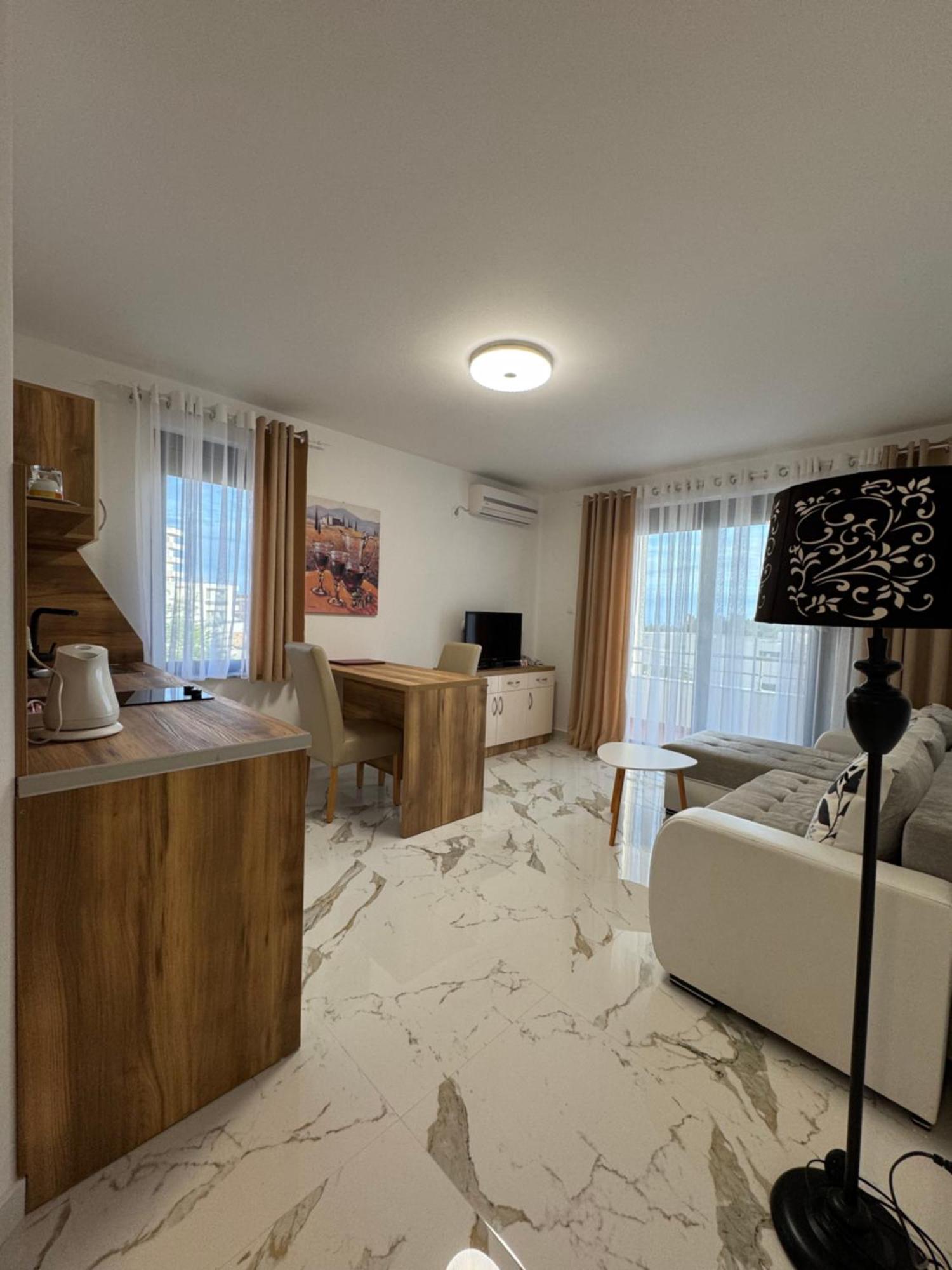 Hotel Freiburg Улцинь Экстерьер фото